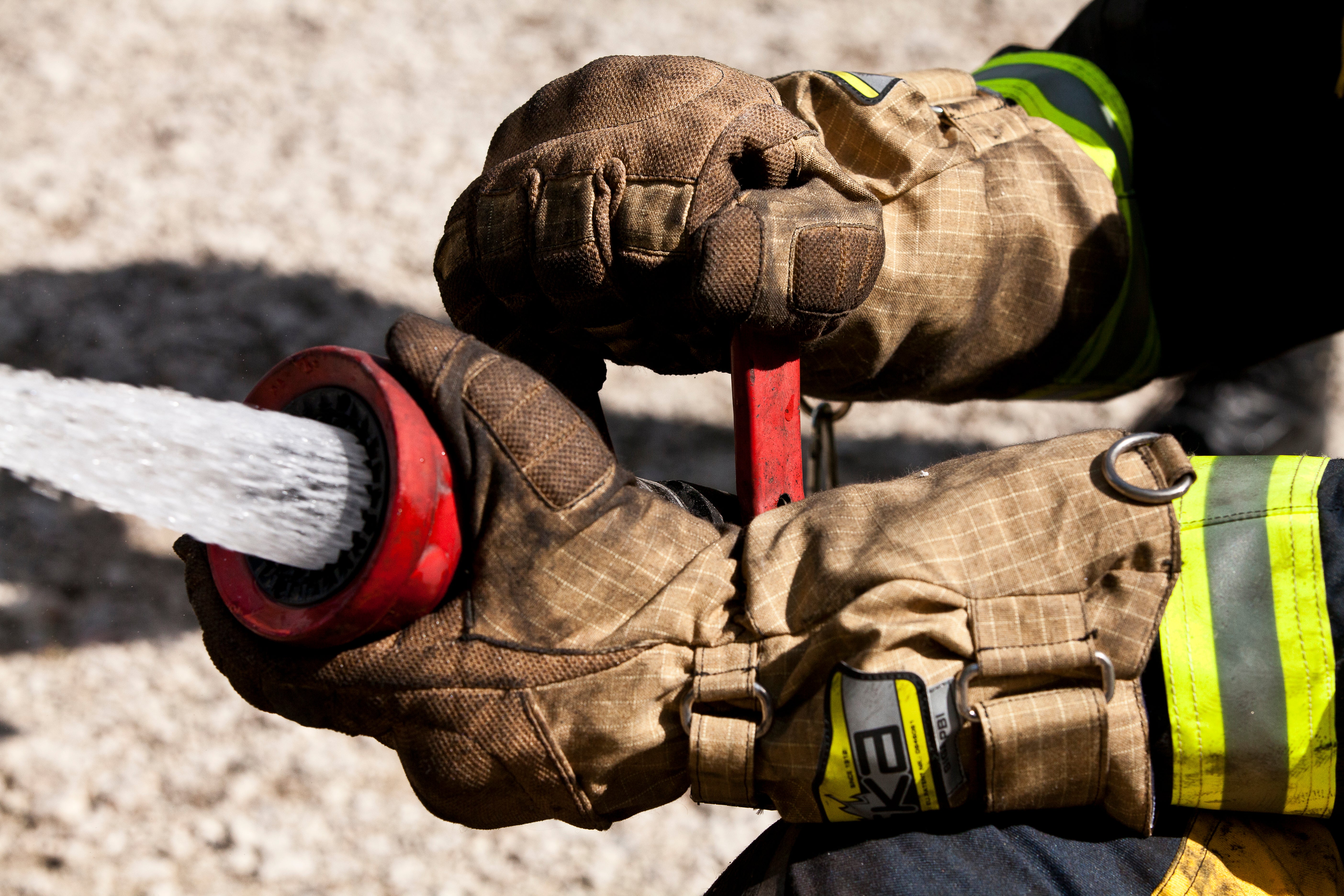 OVERTECH GORE-TEX ツナギ GORE-TEX CROSSTECH® Protective Glove | GORE-TEX Professional