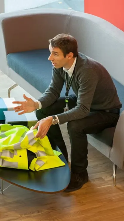 Deux hommes assis sur des canapés, en réunion