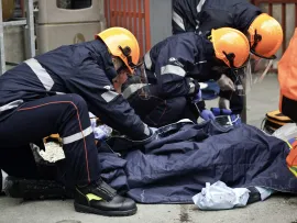 Une équipe de secours sur les lieux d’un accident de la route ; le conducteur est inconscient.