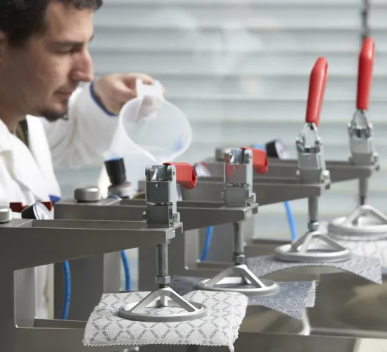 Prueba de presión de agua en el laboratorio de Gore.